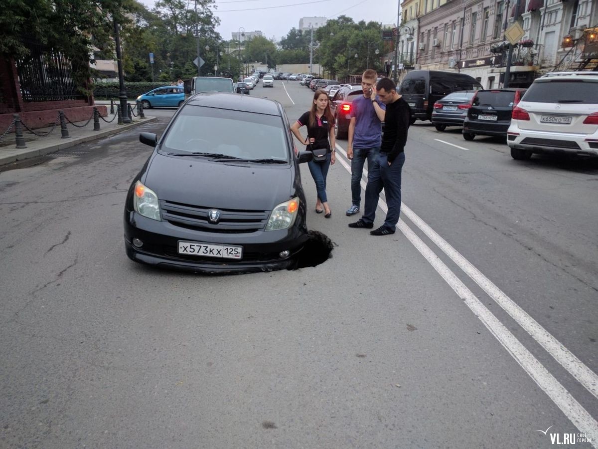 Колесо попало в яму на дороге