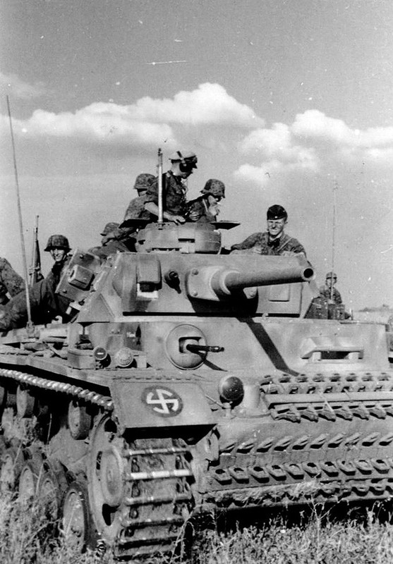 Tropas y blindados de la Div. SS Wiking hacia el frente de Rostov