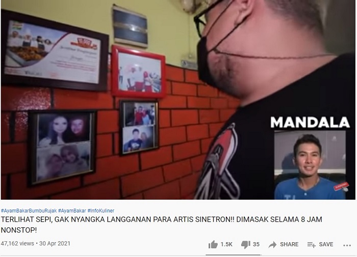 Tangkapan layar video YouTube Bang Mpin saat melihat potret sejumlah artis yang pernah makan di Ayam Bakar Bumbu Rujak Abang.