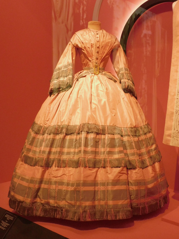 Выставка в музее Революции Кринолин и пр 036