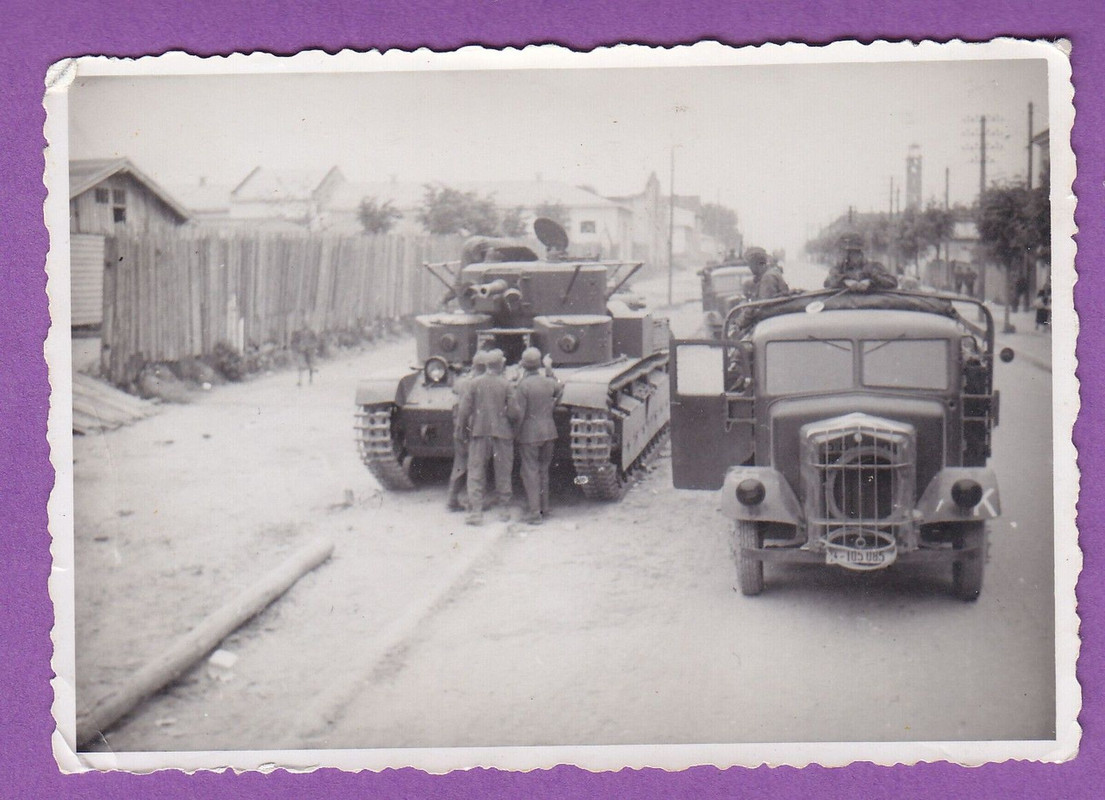 Foto 2WK Panzer Lastwagen LKW Lemberg photo