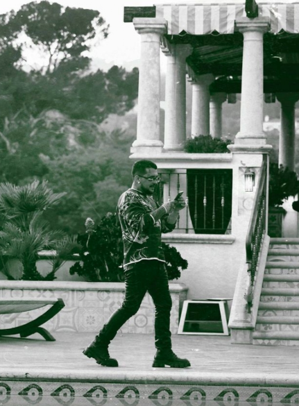 Así de espectacular y lujosa luce la mansión de Christian Nodal