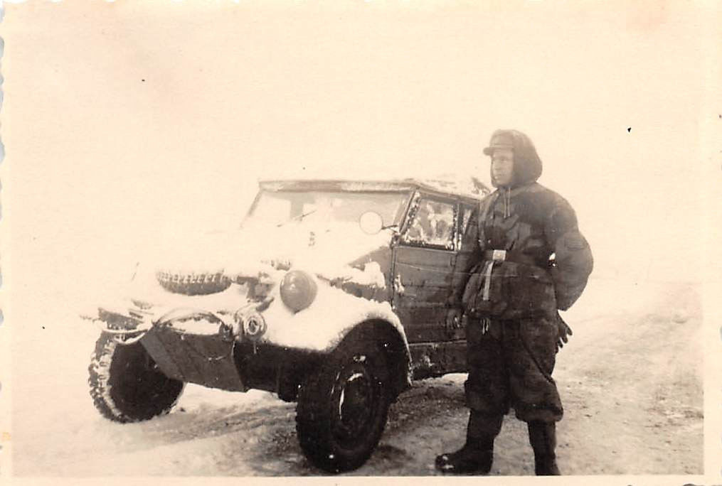 Pionier mit Wendejacke an VW - Kübelwagen Jassy 