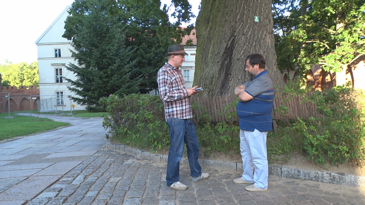 33.11 - Scenku na katedralnym dziedzińcu_001058