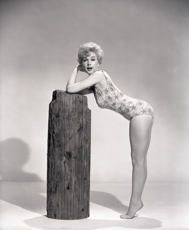 Stella_Stevens_b49