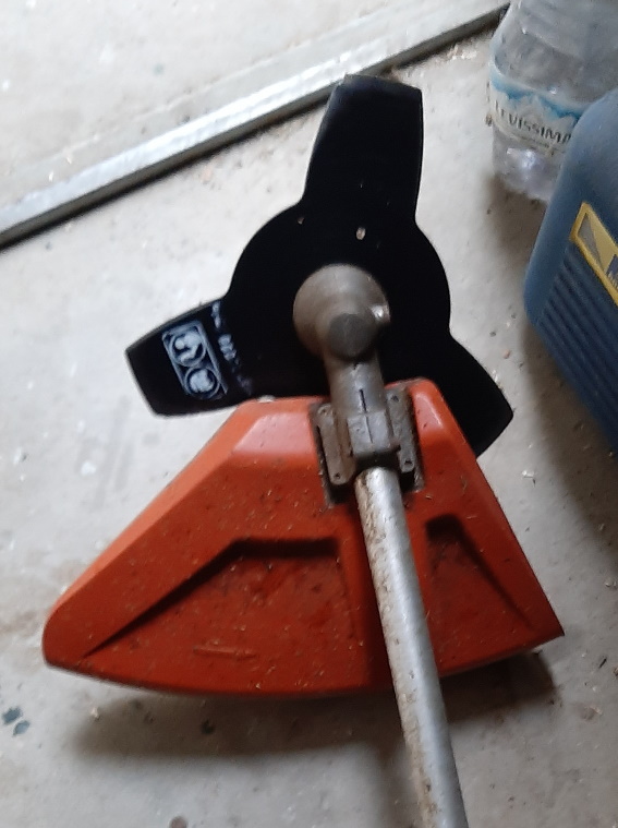 Consiglio su come tagliare una macchia di rovi Decespugliatore-lama-a-3-punte1