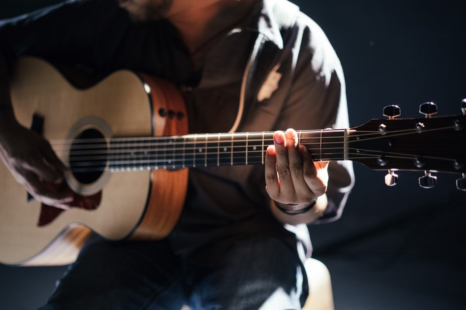 temalik-gitar-calan-erkek-resimleri-8.jpg