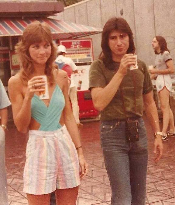 Steve Perry 2025 dating, net worth, tattoos, smoking & body facts Taddlr