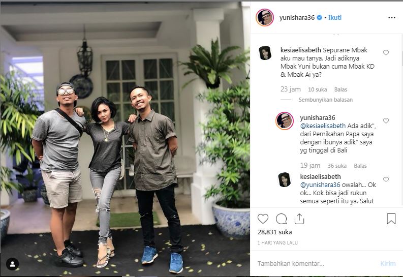 Yuni Shara balas salah satu pertanyaan warganet soal sosok dua pria yang tengah berfoto bersamanya.