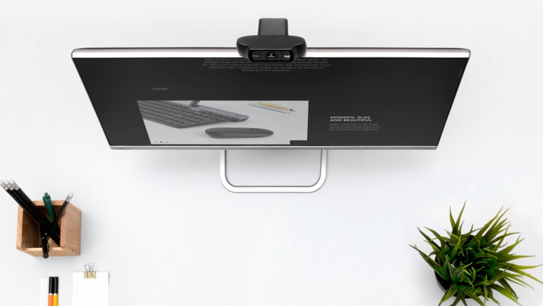 Detalle de los micrófonos duales y el lente de cristal de la Logitech C920 Pro.