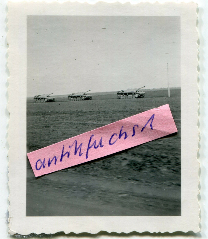 Deutsche Panzer vom Typ Sturmgeschütz vor Charkow im 2.WK