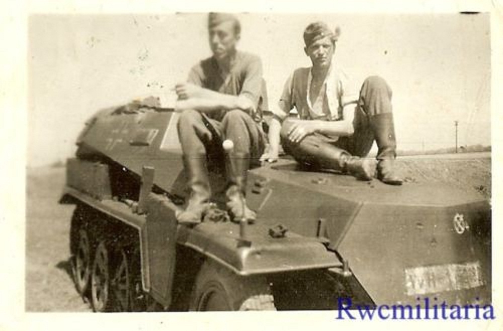 Wehrmacht Troops  German SdKfz.251 Schützenpanze