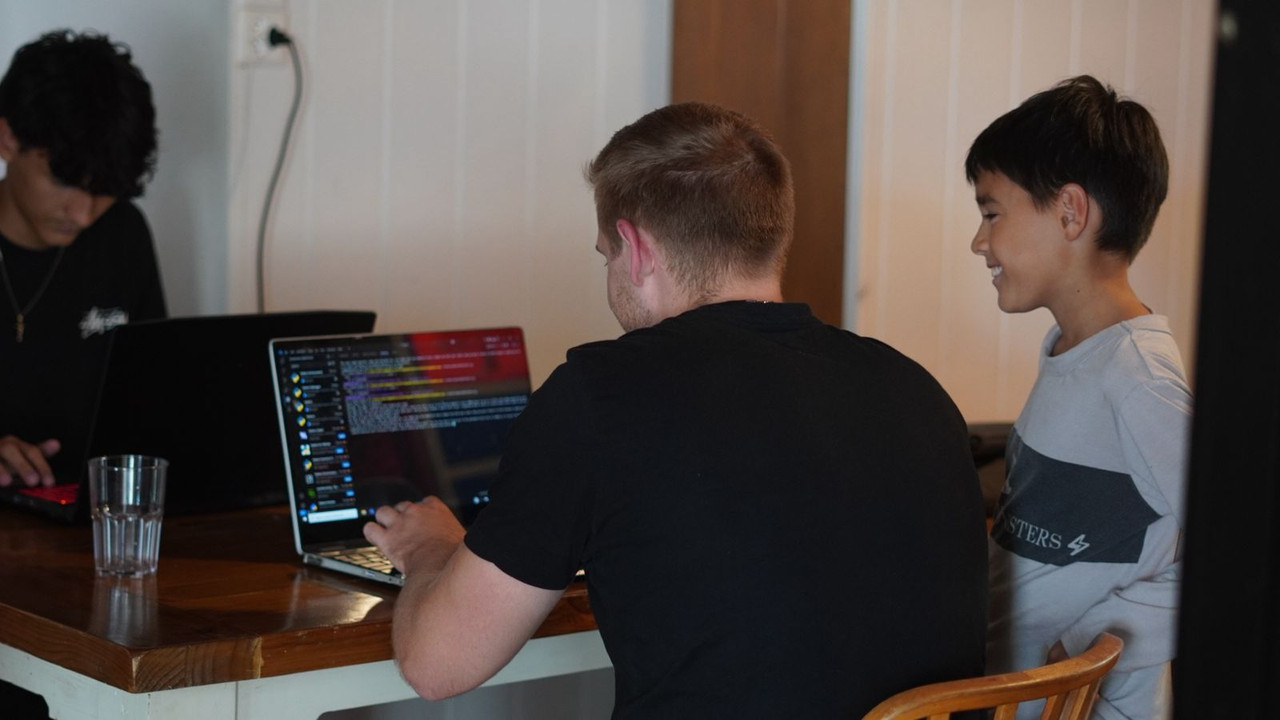 A kid learning coding at the autumn camp in frilingue