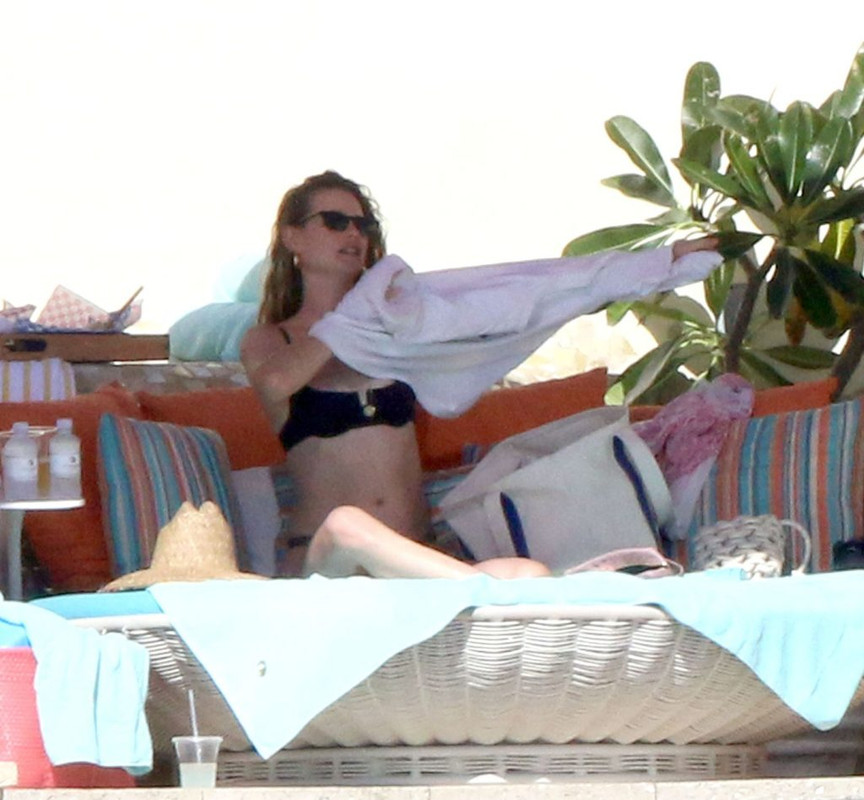 Behati-Prinsloo-Sexy-upskirtstars.com-11-1024x985 (7)