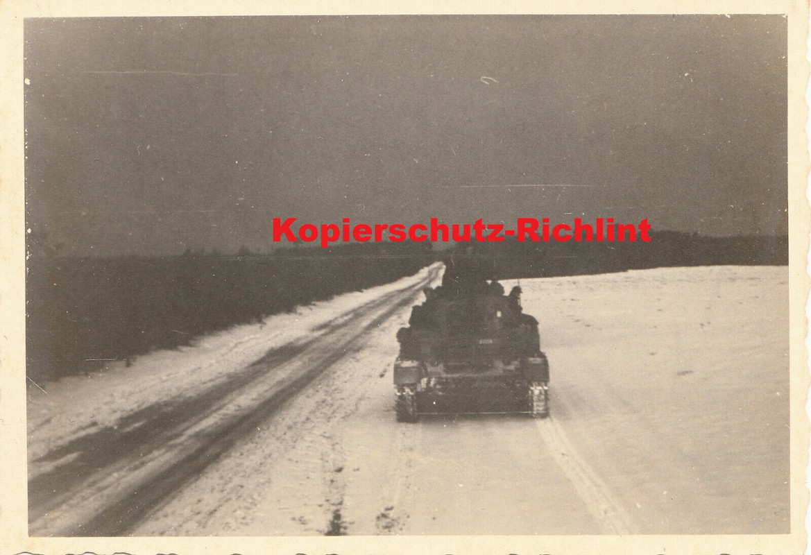 Wehrmacht deutscher Panzer III auf Vornarsch im Winter Rußland1