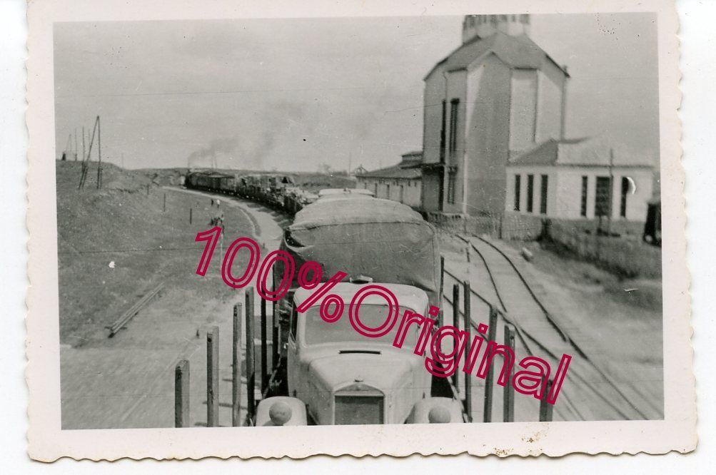 Orig Foto Wehrmacht Eisenbahn Militärzug mit LKW