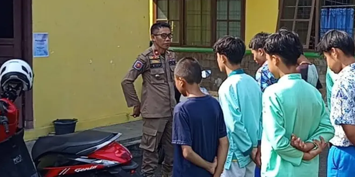 Bolos Sekolah, Pelajar SMP Ketahuan Merokok Sambil Main Judi Online