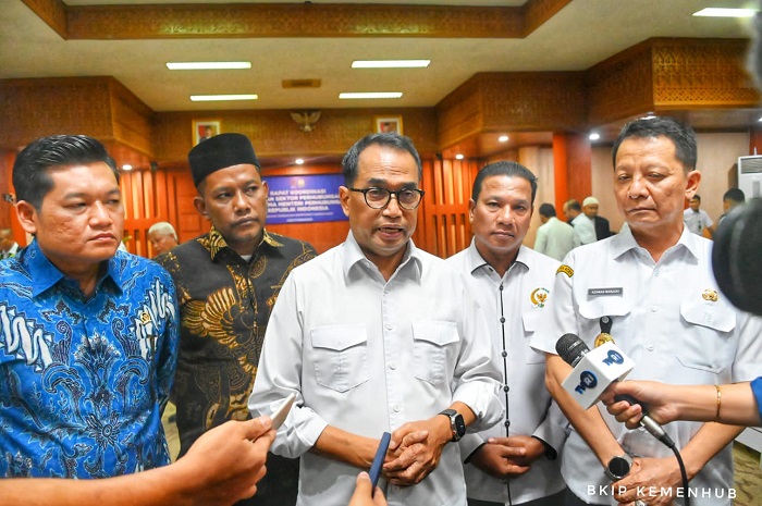 Menteri Perhubungan Budi Karya Sumadi berkomitmen untuk meningkatkan konektivitas transportasi di Aceh. Hal itu diungkapkannya usai menggelar Rapat Koordinasi bersama dengan Penjabat Gubernur Aceh Achmad Marzuki, di kantor Gubernur Aceh, Jumat (3/2).