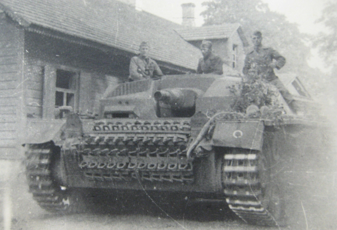 Foto deutsches Sturmgeschütz STUGIII mit 7,5cm Stuk Stummel