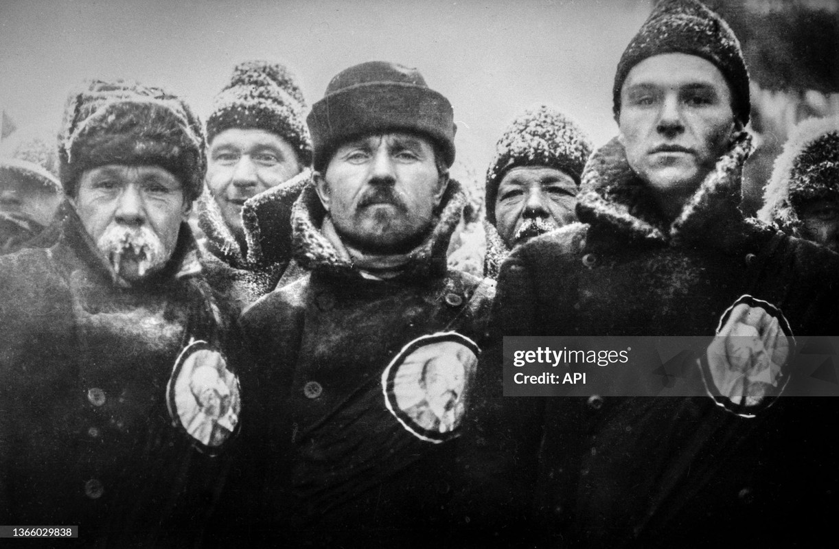january-26th-1924-soviets-carrying-lenins-effigy-pay-their-v0-lh7b1rpnzrec1