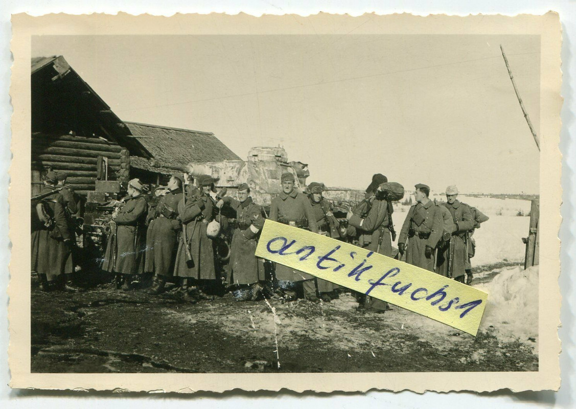 Deut.Panzer mit Winter-Tarnanstrich im Dorf in Rußland an der Os
