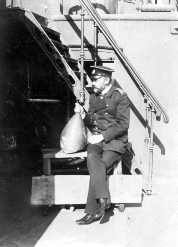 ЦВММ КП ФГ О-46036-01 Старший офицер Цесаревич кап2 Шумов у части 12-дм снаряда ,который повредил ко