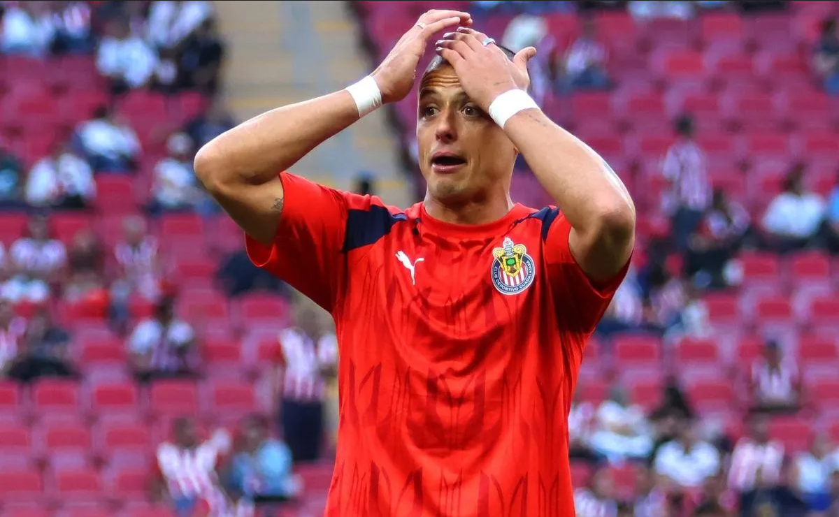 Señalan que ‘Chicharito’ 'traicionó' a sus compañeros de la Selección Mexicana
