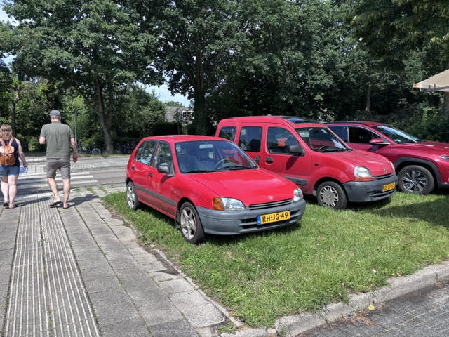 20260620-Starlet-en-andere-rode-autos.jpg