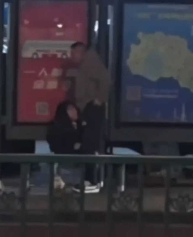 X1炸裂！常州大学城公交车站惊现情侣当街啪啪 完全无视路人，到底有多饥渴呀 (3)