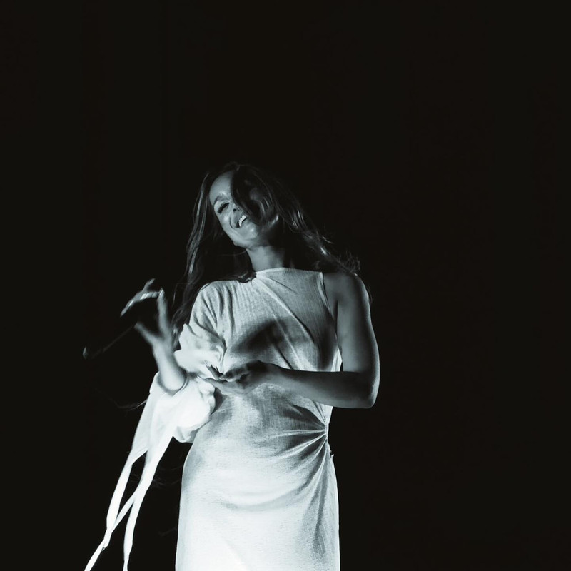 Cantautora española Belén Aguilera revive el clásico Hijos de Luna de Mécano