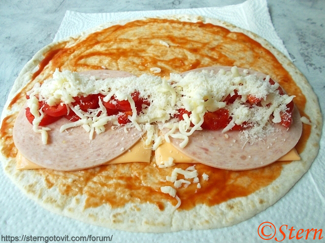 Тортилья с кетчупом и колбасой