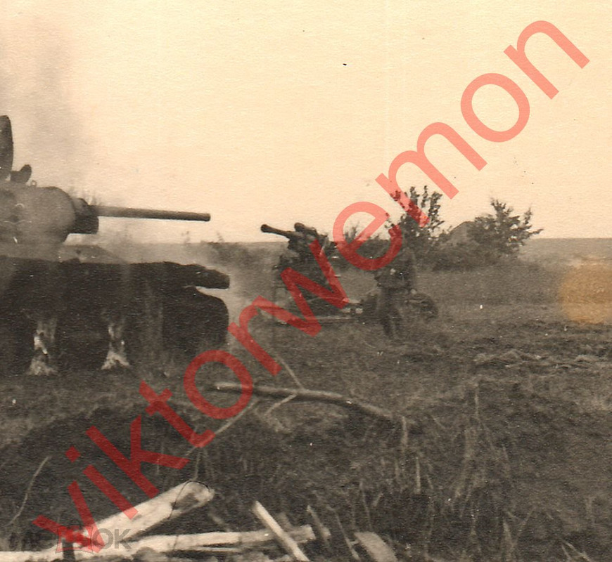 Поле боя Горит советский танк Т-34 ..
