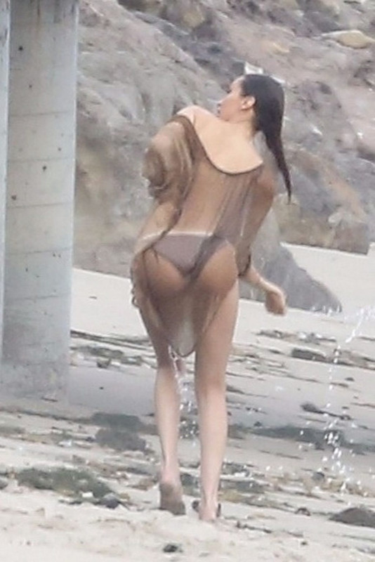 Bella-Hadid-See-Through-Nude-upskirtSTARS.com (22)
