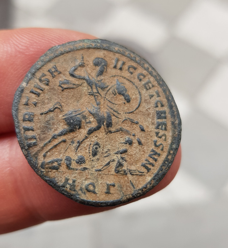 Nummus de Severo II. VIRTVS AVGG ET CAESS NN. Emperador a caballo. Aquilea. Barbudo con casco 20210420-202623