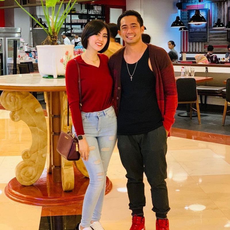 Yama Carlos dan sang istri
