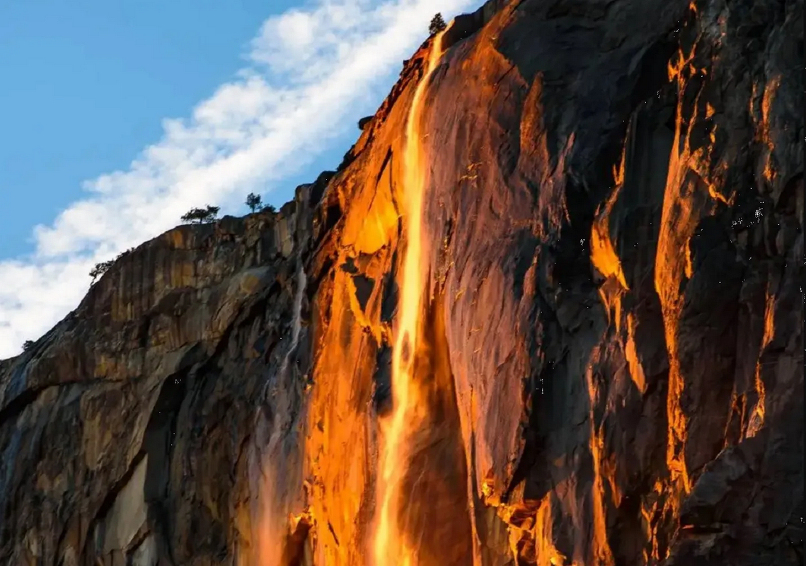 Captan increíble cascada de fuego en California y el video se hace viral