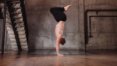 AloMoves -Handstand tips and conditioning