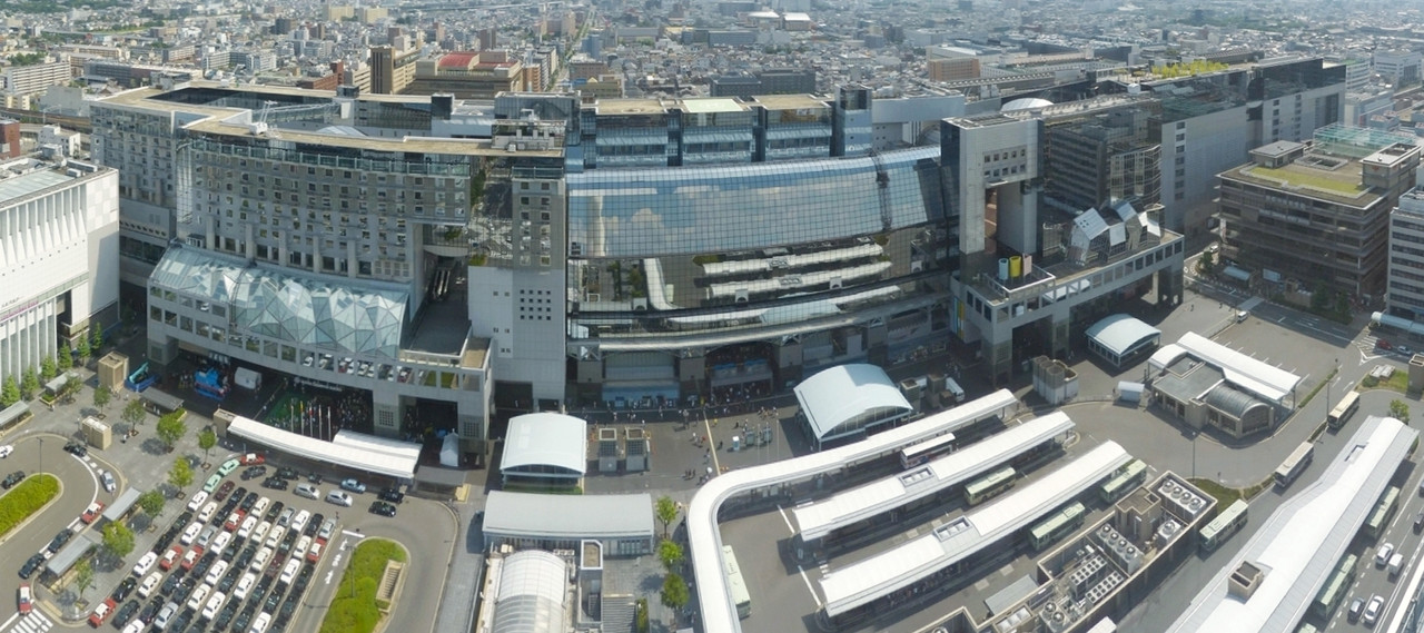Kyoto_Station_Panorama-view_from_Kyoto_Tower_2013-07-21
