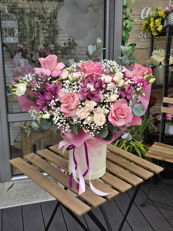 Boks sa 5 ruža, 4 tros ruže, 3 alstromerije, 3 lizijantusa, gipsofilom i eukal