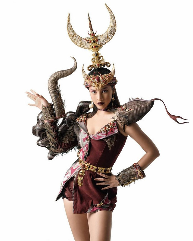 Anya Geraldine memakai kostum komodo.