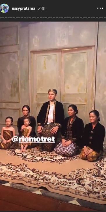 Pemotretan keluarga Ussy Sulistiawaty