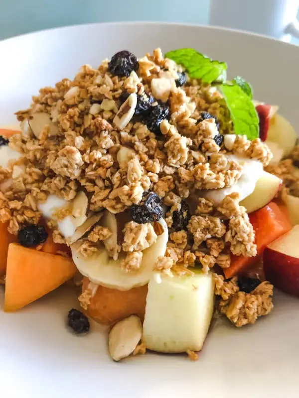 salada de frutas com iogurte e hortelã
