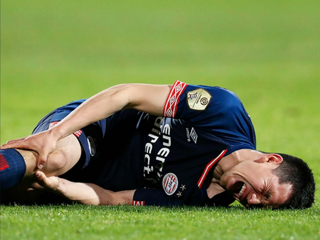 ¿Cuál es la lesión de Chucky Lozano? DT del PSV revela su gravedad