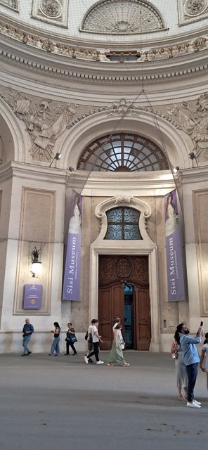 Viena: La ciudad de la música, de las artes y de los sueños - Blogs de Austria - Dia 1: Museo Sisí, biblioteca nacional, Opera y Free tour (60)