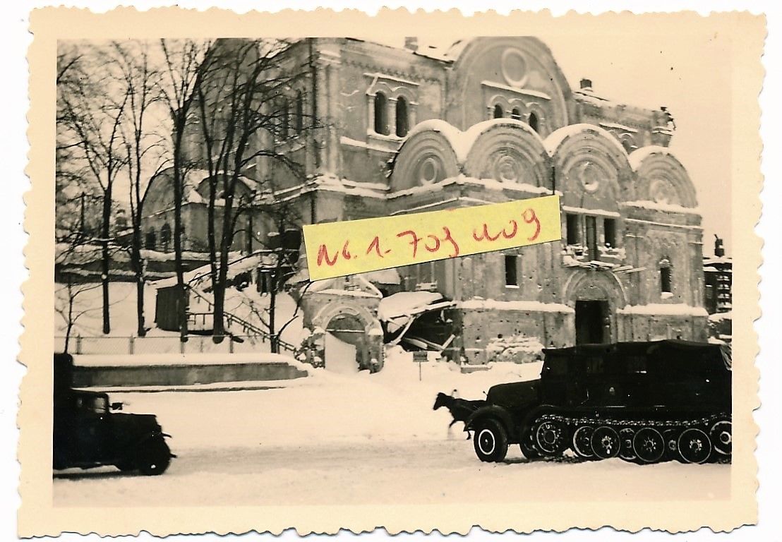 Beschädigte Kirche und Wehrmacht Halbkettenfahrzeug in BRIANSK o