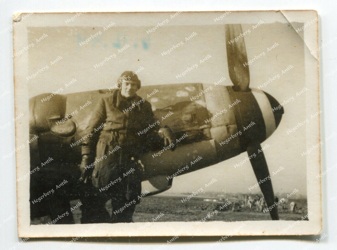 Foto Portrait Luftwaffe Pilot posiert vor Me-109 Messerschmitt Bf 109 1944 (B22)