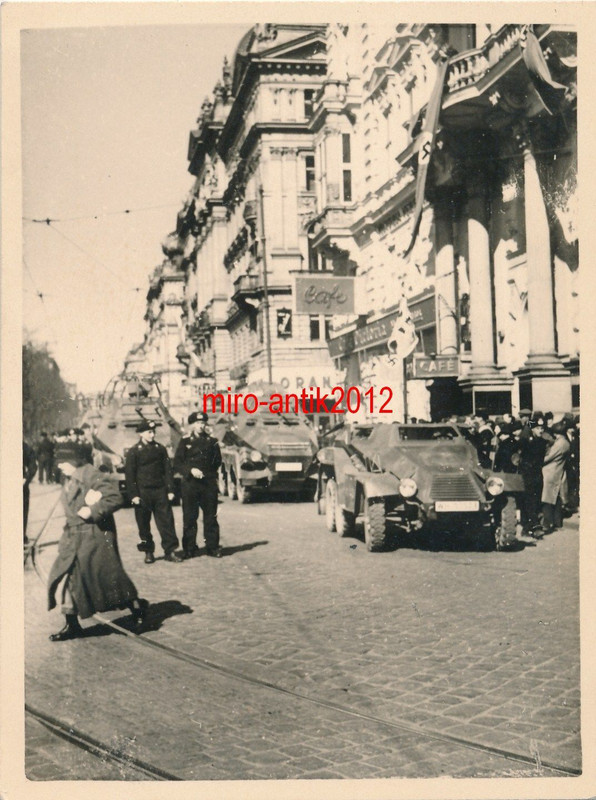 Foto, Wehrmacht, Blick auf Schützenpanzer und Pa