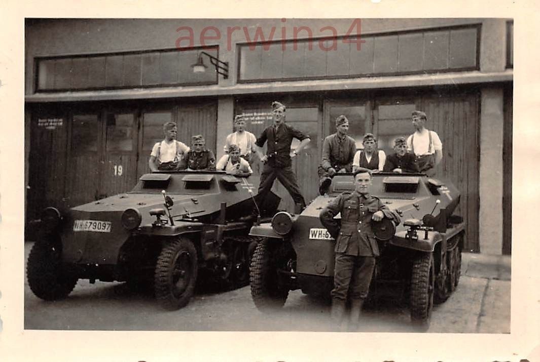 Schützenpanzerwagen Sd.Kfz 250 vor Garage in der Kaserne
