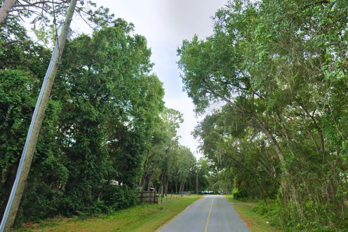 Perfect Blend of Space & Paved Road Access: 0.36 Acres in Ocklawaha, Marion, FL!
