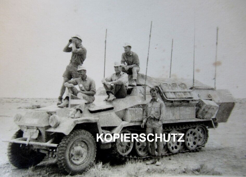 Altes Foto DAK Afrikakorps Schützenpanzer  Panzer  Sonder KFZ mit 5 Antennen (1)